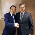 3日、ソウルで握手を交わす自民党の麻生副総裁（左）と韓国の朴振外相（韓国外務省提供、聯合＝共同）