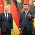 ドイツのショルツ首相（左）と写真に納まる中国の習近平国家主席＝4日、北京の人民大会堂（ロイター＝共同）