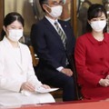 秋季雅楽演奏会を鑑賞される天皇、皇后両陛下の長女愛子さま（左）と秋篠宮家の次女佳子さま＝5日午後、皇居（代表撮影）