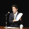 「拉致問題を考える国民の集い」で講演する横田拓也さん＝6日午後、山梨県富士川町