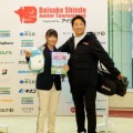 高校女子の部で優勝した飯島早織さん（左）と進藤大典氏　来年のゴルフ5レディスではこのコンビで挑むことになる（大会提供）
