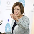 記者会見で質問者を指名する永岡文科相＝11日午前、文科省