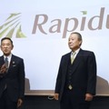 報道陣の取材に応じる「Rapidus」の小池淳義社長（左）と東哲郎会長＝11日、東京都港区