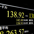 一時1ドル＝138円台と急騰した円相場を示すモニター＝11日夜、東京・東新橋