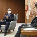 広島県庁で湯崎英彦知事（右）と対談する沖縄県の玉城デニー知事＝11日午後