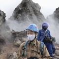 溶岩ドーム「平成新山」で状況を説明する、九州大の清水洋名誉教授＝14日午後、長崎県の雲仙・普賢岳