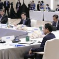 APEC首脳会議に出席した岸田首相（手前）と中国の習近平国家主席（奥左）ら＝18日、バンコク（代表撮影・共同）