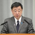 記者会見する松野官房長官＝22日午前、首相官邸