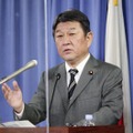 与野党6党の幹事長・書記局長会談後、記者団に内容を説明する自民党の茂木幹事長＝24日午後、東京・永田町の党本部