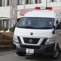 送検のため長野県警塩尻署を出る、丸山大輔容疑者を乗せた車＝30日午後0時31分