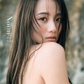 伊原葵1st写真集「Noon」表紙／撮影：三瓶康友