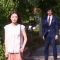 田辺桃子、小関裕太「癒やしのお隣さんには秘密がある」第12話より（C）日本テレビ