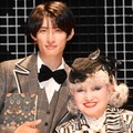 カメラマンのリクエスト「1番の笑顔で」を断り会場を笑わせた向井康二（それでもしっかり笑顔でした！）、黒柳徹子（C）モデルプレス