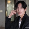 モデルプレスのインタビューに応じた四元貴也さん（C）モデルプレス