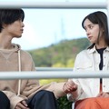 （左から）萩原利久、堀田真由「「たとえあなたを忘れても」第5話より（C）ABCテレビ