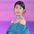 日向坂46高本彩花、鮮やかワンピで素肌輝く 投げキスにキュン【GirlsAward 2024 S／S】 画像