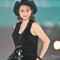 村重杏奈、編み上げデザインがSEXY カウボーイファッションで登場【GirlsAward 2024 S／S】 画像