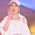 那須ほほみ、ミニスカからのぞく脚が美しい 投げキスにキュン【GirlsAward 2024 S／S】 画像