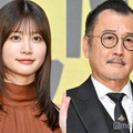 生見愛瑠、吉田鋼太郎（C）モデルプレス
