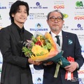 サプライズに駆けつけた佐野晶哉、驚く平泉成（C）モデルプレス