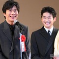 お祝いに駆けつけた田中圭、新人賞を受賞した高橋文哉（C）モデルプレス