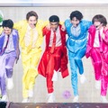 カラフル衣装で楽しそうなAぇ! group「Aぇ! group LIVE TOUR 2025 D.N.A」横浜アリーナ公演より／撮影：田中聖太郎（提供写真）