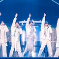カプセルから登場したAぇ! group「Aぇ! group LIVE TOUR 2025 D.N.A」横浜アリーナ公演より／撮影：田中聖太郎（提供写真）