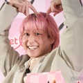 去り際まで報道陣へのカメラアピールで盛り上げる佐久間大介（C）モデルプレス