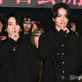 秘密ポーズを決める大森元貴、菊池風磨（C）モデルプレス