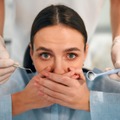 「人前で笑うのが怖い」コンプレックスだった歯並び。でもようやく「自分のためにお金を使っていい」と思えた日 画像