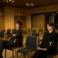 福山雅治、有村架純「ブラック・ショーマン」場面写真より（C）2025「ブラック・ショーマン」製作委員会