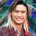 笑顔の橋本良亮（C）モデルプレス