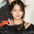 囲み取材に応じた鞘師里保（C）モデルプレス