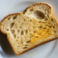 【海外で…】朝食に”パン”を食べようとすると…次の瞬間、現地の人が”日本の食材”を塗ってきて「オーマイガー」