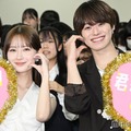 高校にサプライズで登場した畑芽育＆大橋和也（C）モデルプレス