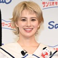 ホラン千秋、美デコルテ輝く肌見せショット「金髪が映える」「麗しい」の声 画像