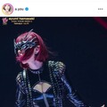 浜崎あゆみ、赤毛ボブ×ボンテージ風衣装のステージSHOTにファン悶絶「破壊力えぐすぎ」「目の保養」