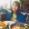 長濱ねる、2nd写真集先行カット第8弾解禁 料理を前に幸せそうな笑顔 画像