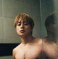 白濱亜嵐／シャワーシーンの先行カット（C）小学館　撮影／田形千紘