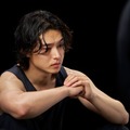 山崎賢人「ザバス MILK PROTEIN」メイキングカット（提供写真）