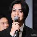 豊田裕大と撮影現場で昆虫を探しに行っていた高橋海人（C）モデルプレス