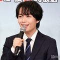 プライベートでも前髪を気にして写真を撮るアイドル・大西流星（C）モデルプレス