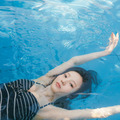 本田真凜、色白美ボディが眩しいプールSHOTにうっとり…撮影スタッフも感嘆の“表現力”で魅せる