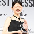 松村沙友理「支えてくれる大切な相棒」明かす 美スタイル際立つ黒ドレス姿【スニーカーベストドレッサー賞】 画像