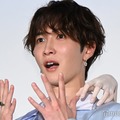 報道陣に「驚いてください」とお願いされ、完璧な驚き顔を見せる渡辺翔太（C）モデルプレス