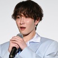 びっくりしてマイクを握りしめる渡辺翔太（C）モデルプレス