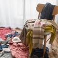 洋服が散乱した室内で真夏に「厚手のセーター」を着る義母。「季節が分からない！」それも認知症の症状です