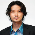 磯村勇斗、夜空を見上げる『ぼくほし』SHOTにファンうっとり「素敵なお写真」「ああ、かっこいい」 画像