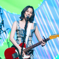 のん、ヘルシー肌見せ衣装のライブステージSHOTに反響「ギターを持つ腕の細いこと！」「カッコいい」