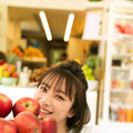 注目の若手俳優・藤崎ゆみあ、笑顔が眩しいお茶目SHOT披露！ギリシャを舞台にナチュラルな魅力があふれる